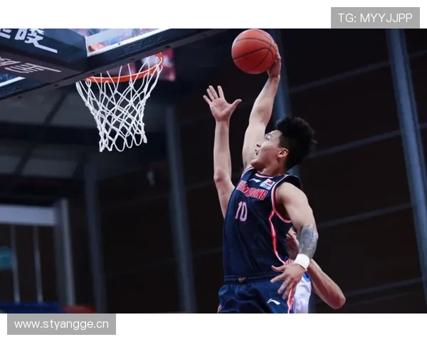 拉拉维亚突破妙传助攻范德比尔特篮下强势飞身暴扣点燃全场激情