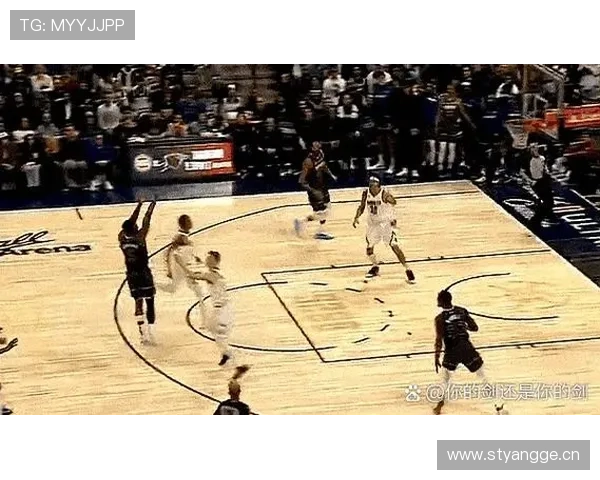 爱德华兹称赞克拉克表现出色称其提升球队整体防守能力 爱德华兹称赞克拉克表现出色称其提升球队整体防守能力